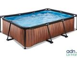une grande piscine rectangulaire en bois dotée d'une armature métallique