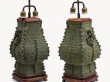 paire de vases anciens en bronze chinois sur socles en bois