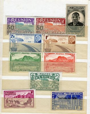 une image représentant un ensemble de timbres sur lesquels figure un homme dans un avion