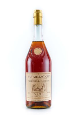 une bouteille de vin posée sur une surface blanche