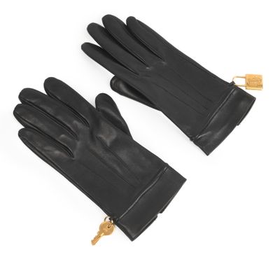 une paire de gants en cuir noir sur fond blanc