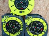 deux horloges jaunes et noires posées sur une table en bois