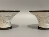 une paire de vases blancs ornés de motifs noirs et blancs