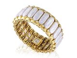 une bague en or 18 carats sertie de nacre et de diamants
