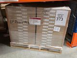 une grande pile de cartons posée sur une palette dans un magasin