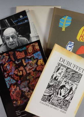 plusieurs livres sont empilés sur une table