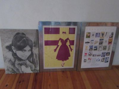 trois photos encadrées représentant une femme en robe, accrochées au mur