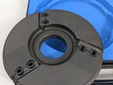 une boîte bleue contenant un objet noir