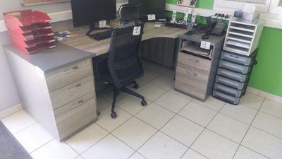 un bureau sur lequel se trouvent deux ordinateurs et une imprimante