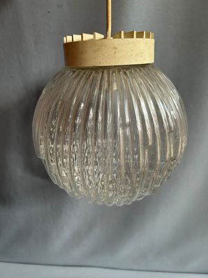 une lampe suspendue au plafond