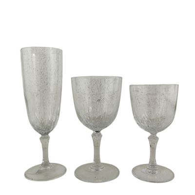 trois verres à pied en verre transparent posés les uns à côté des autres sur une surface blanche