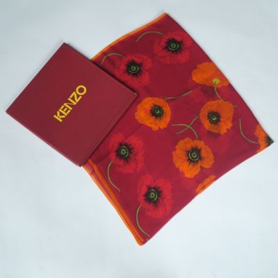 KENZO, Foulard probablement en soie polychrome, à décor de c…