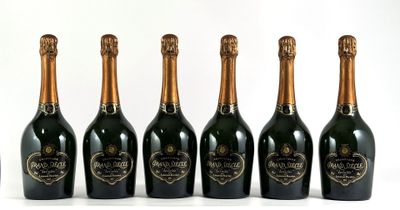 six bouteilles de champagne sont alignées