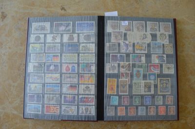 la photo d'un livre avec des timbres