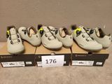 cinq paires de chaussures sont posées sur une boîte sur laquelle est accrochée une étiquette de prix