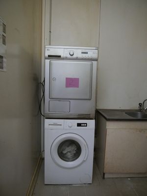 un lave-linge et un sèche-linge dans une petite pièce