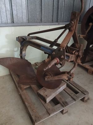 une vieille machine posée sur une palette