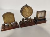 trois types d'horloges exposées sur un fond blanc