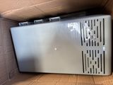 un micro-ondes blanc posé à l'intérieur d'un carton