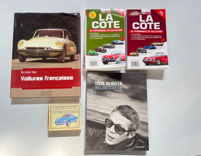 trois livres posés sur une table, avec une voiture en arrière-plan