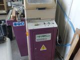 une machine qui se trouve dans un garage