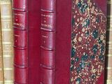 trois livres qui se trouvent côte à côte sur une étagère
