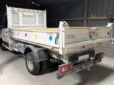 un camion garé dans un garage