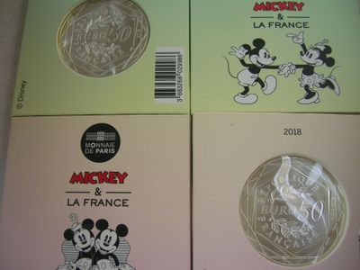 deux boîtes de pièces « Mickey » et « Mickey Mouse » munies d'étiquettes