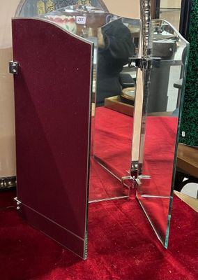 un tapis rouge sur lequel est posé un miroir