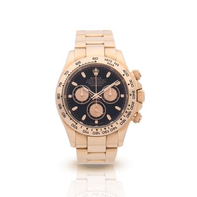 une image représentant une montre-bracelet en or avec un cadran noir