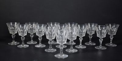 BACCARAT - 14 VERRES à pied en cristal taillé modèle "Buckin…