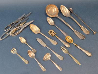 de nombreuses cuillères, des couteaux-cuillères et des cuillères sur la table