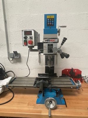une machine posée sur une table en bois