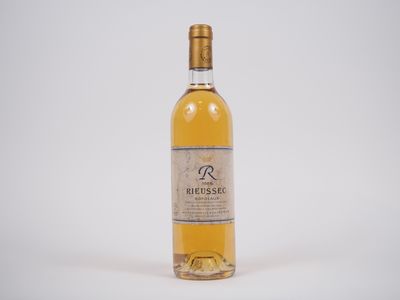 une bouteille de vin posée sur une surface blanche