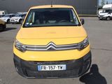une camionnette jaune garée dans un parking