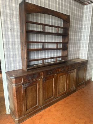 une armoire en bois surmontée d'une étagère à livres