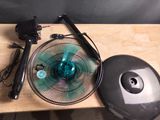 une table sur laquelle se trouvent un ventilateur et un sèche-cheveux