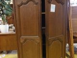 une armoire en bois au milieu d'une pièce