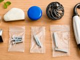 un grand nombre d'outils posés sur une table