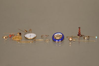 Plusieurs types de bijoux sont exposés sur une table
