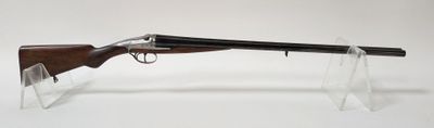 un fusil posé sur un support transparent, muni d'une crosse en bois