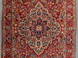 un tapis rouge orné d'un médaillon