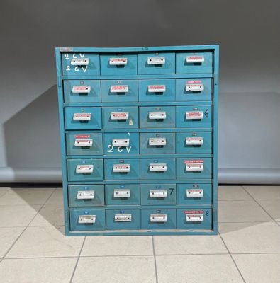 un classeur bleu comportant de nombreux tiroirs