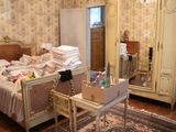 une chambre avec un lit, une commode et un miroir