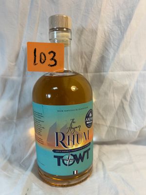 une photo d'une bouteille d'alcool sur laquelle figure une étiquette de prix