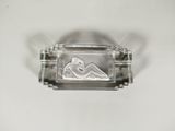 une bague en argent sur laquelle est gravée l'image d'une femme