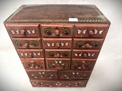 une commode en bois avec de nombreux tiroirs