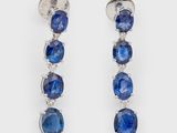 une paire de boucles d'oreilles en saphir et diamant