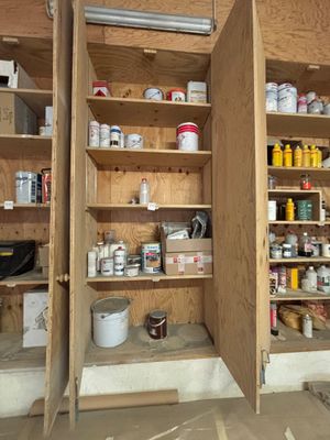 une grande armoire ouverte contenant de nombreux objets