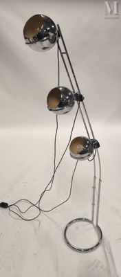 une lampe posée sur un pied en métal